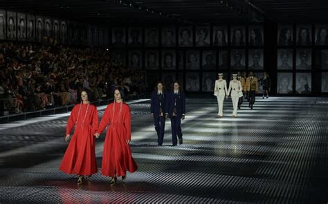 Milano Fashion Week: per Gucci sfilata con coppie di gemelli. FOTO